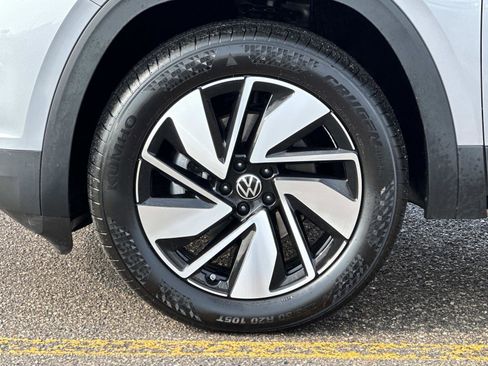 Used 2025 Volkswagen Atlas SE AWD/4WD image 8