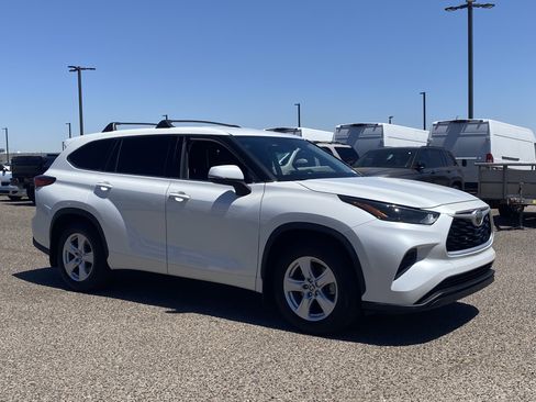 Used 2022 Toyota Highlander L AWD/4WD image 7