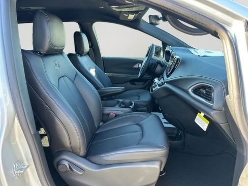New 2026 Chrysler Pacifica Select w/ S Appearance Package image 12