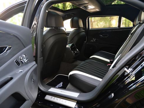 Used 2022 Bentley Flying Spur Plug-In Hybrid AWD/4WD image 25