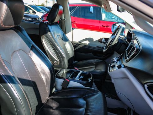 Used 2018 Chrysler Pacifica Touring-L image 16