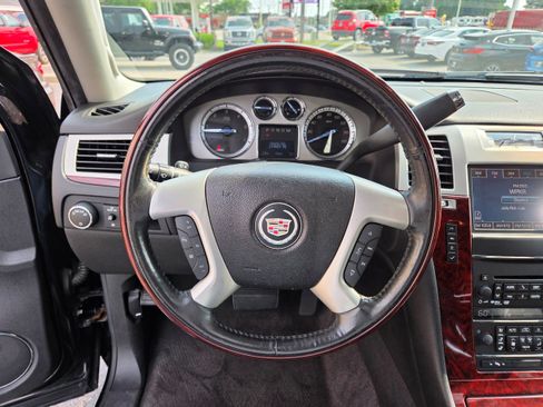 Used 2013 Cadillac Escalade ESV Luxury RWD image 6