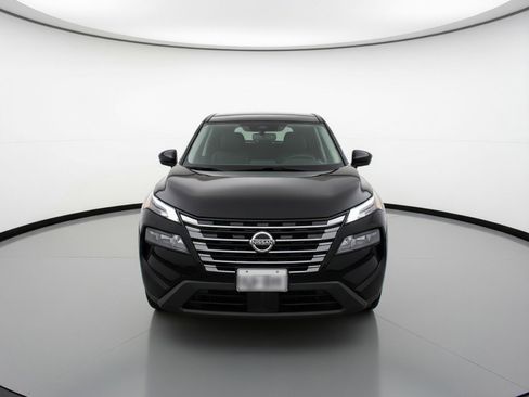 Used 2025 Nissan Rogue SV image 2