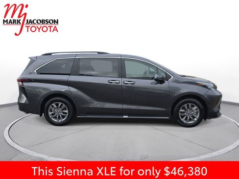 Used 2025 Toyota Sienna XLE image 7
