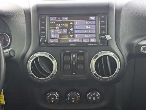 Used 2015 Jeep Wrangler Unlimited Rubicon w/ Connectivity Group AWD/4WD image 18