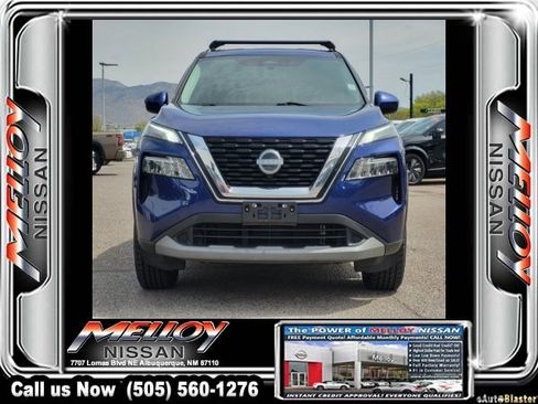 Used 2023 Nissan Rogue SV image 2