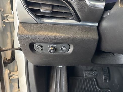 Used 2018 Chevrolet Traverse LT image 18