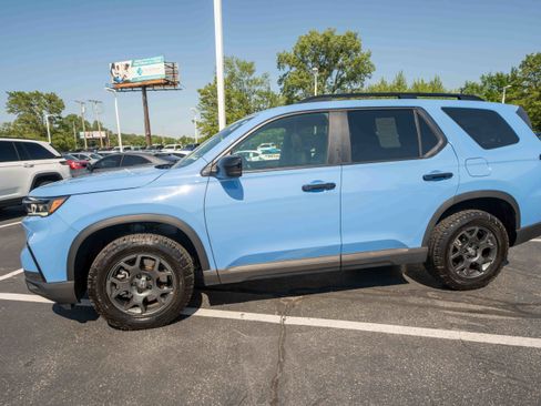 Used 2025 Honda Pilot TrailSport image 3