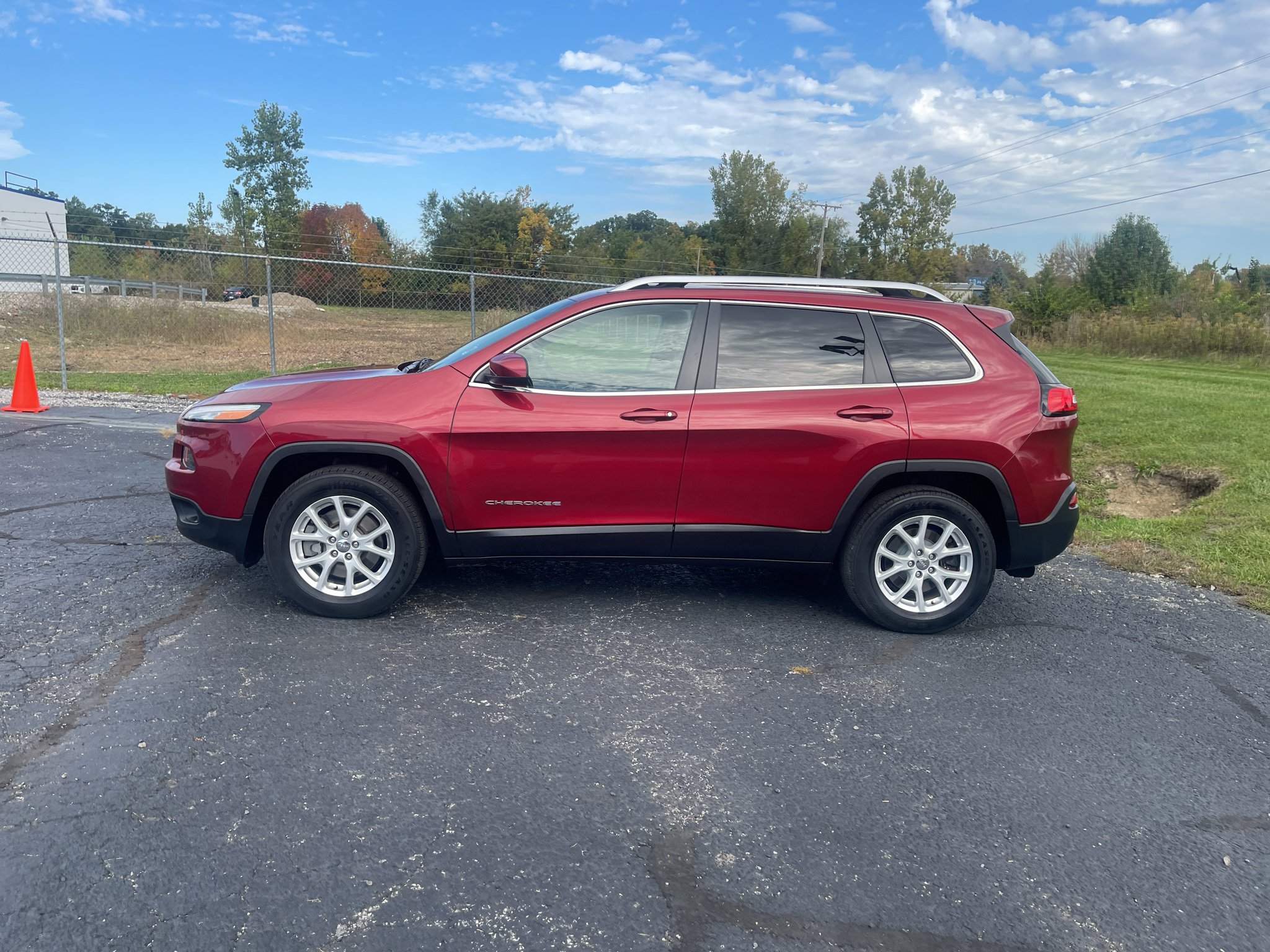 Used 2015 Jeep Cherokee Latitude AWD/4WD image 3