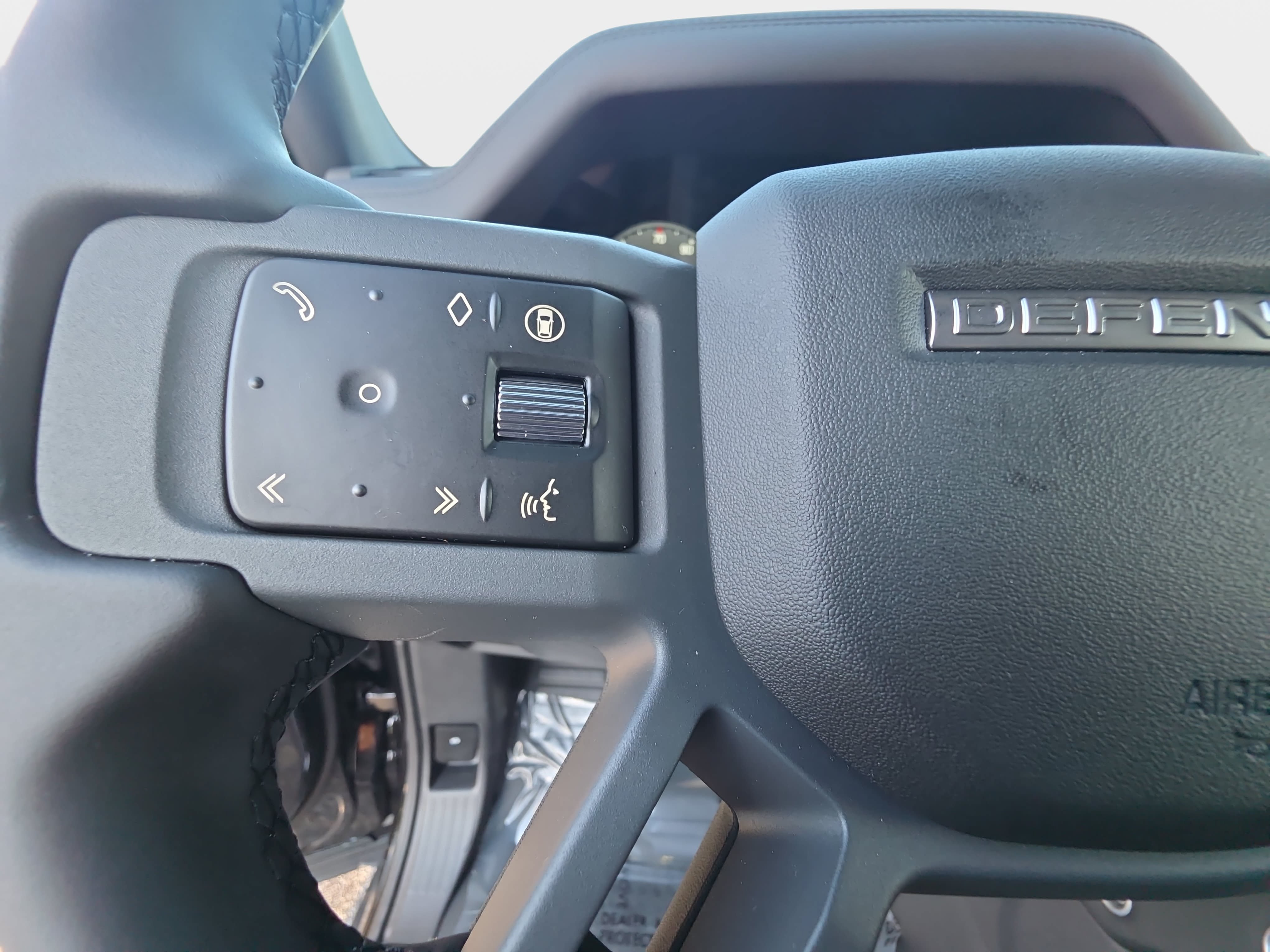 New 2026 Land Rover Defender 110 X-Dynamic SE AWD/4WD image 16