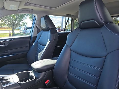 Used 2022 Toyota RAV4 XLE Premium image 28