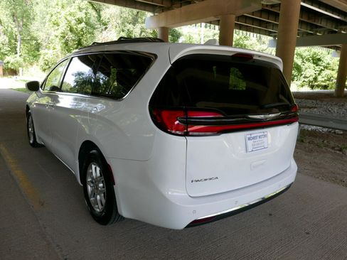 Used 2021 Chrysler Pacifica Touring-L image 33