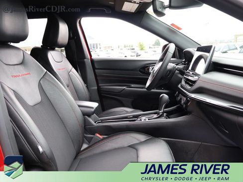 Used 2025 Jeep Compass Trailhawk AWD/4WD image 9