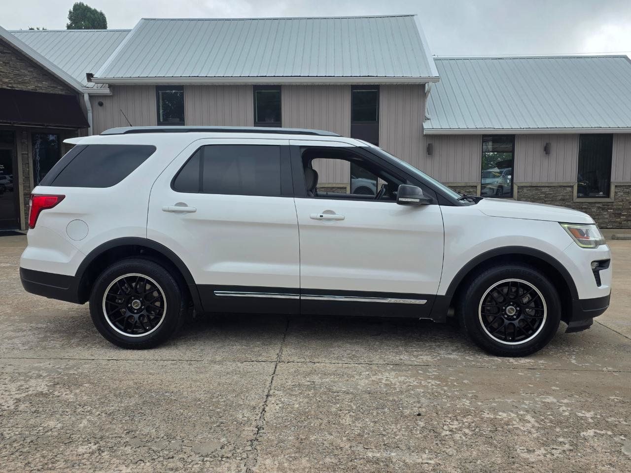Used 2018 Ford Explorer XLT w/ Equipment Group 201A FWD image 20