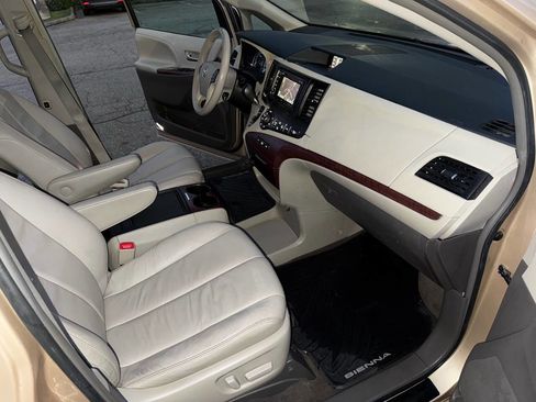Used 2014 Toyota Sienna XLE image 35