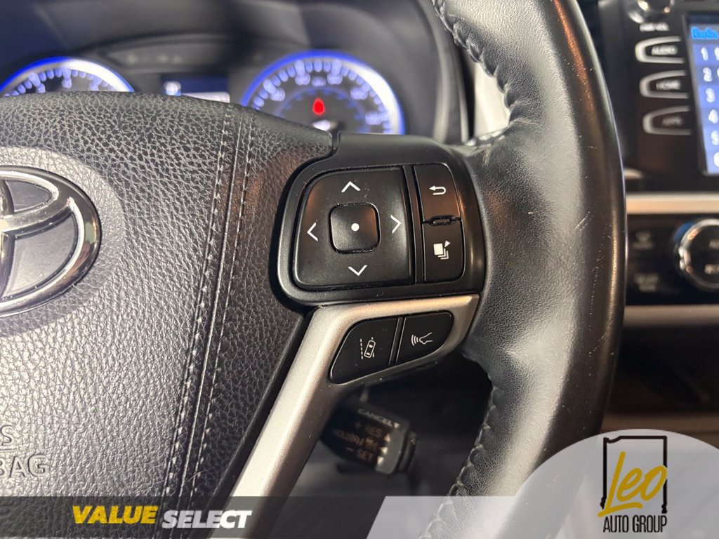 Used 2018 Toyota Highlander XLE AWD/4WD image 15