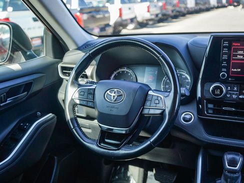 Used 2021 Toyota Highlander LE image 16