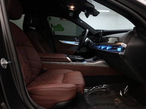 Used 2025 BMW 760i xDrive w/ Executive Package image 89