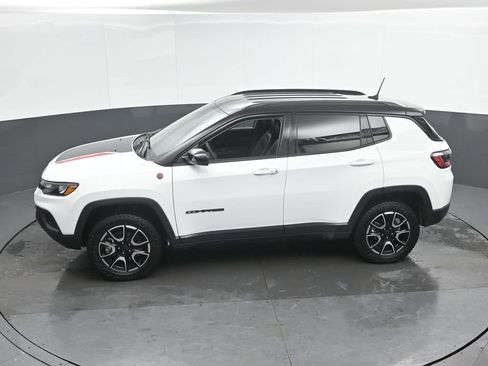 Used 2025 Jeep Compass Trailhawk image 40