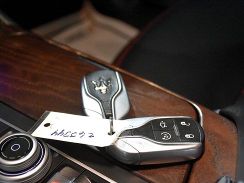 Used 2017 Maserati Levante w/ Luxury Package image 39