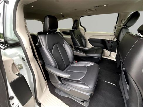 Used 2023 Chrysler Pacifica Touring-L FWD image 25