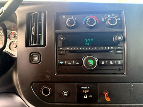 Used 2011 GMC Savana 3500 image 28