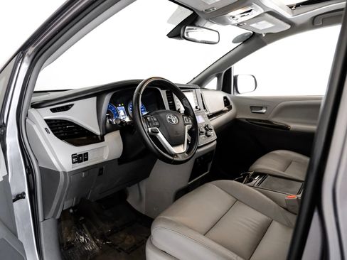 Used 2019 Toyota Sienna XLE w/ XLE Navigation Package image 2