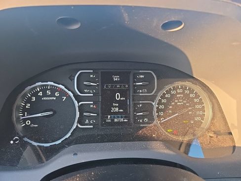 Used 2021 Toyota Tundra 4x4 CrewMax image 16