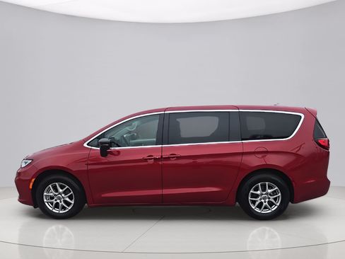 Used 2024 Chrysler Pacifica Touring-L FWD image 6