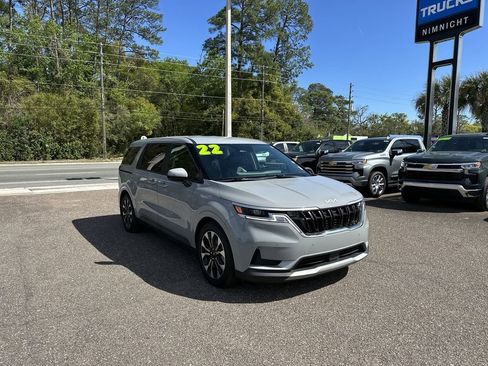 Used 2022 Kia Carnival EX image 10