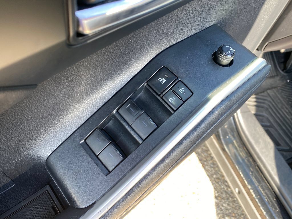 Used 2021 Toyota Highlander XLE AWD/4WD image 41