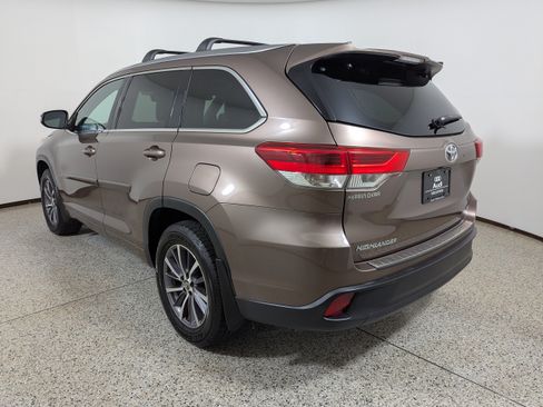 Used 2017 Toyota Highlander XLE FWD image 5
