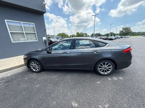 Used 2017 Ford Fusion SE w/ Fusion SE Technology Package FWD image 2