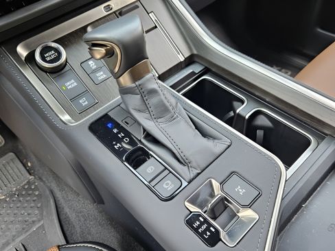 Used 2025 Lexus GX 550 w/ Accessory Package (2T) AWD/4WD image 17