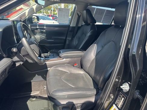 Used 2023 Toyota Highlander Limited FWD image 23