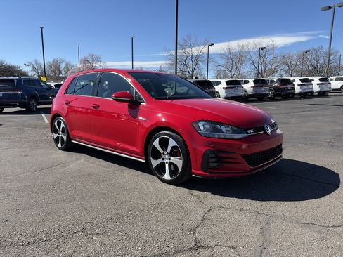 Used 2018 Volkswagen Golf 4-Door image 3