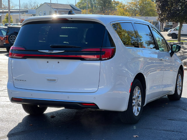 Used 2024 Chrysler Pacifica Touring-L FWD image 48