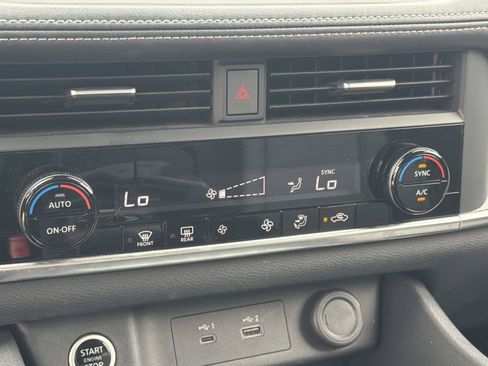 Used 2023 Nissan Rogue SV FWD image 14