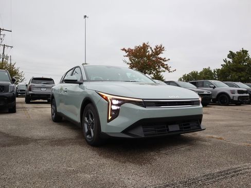 New 2025 Kia K4 LXS image 1