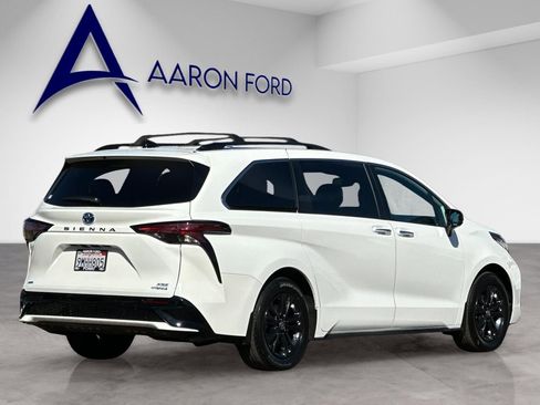 Used 2024 Toyota Sienna XSE w/ XSE Plus Package image 5