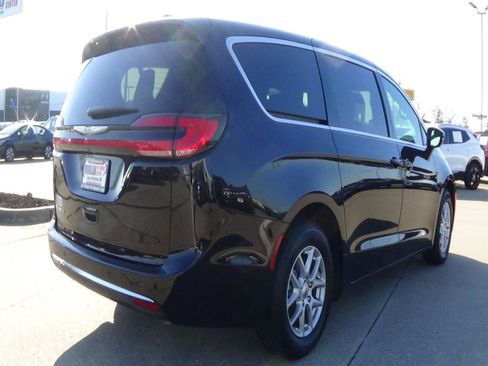 Certified 2025 Chrysler Pacifica Select FWD image 6