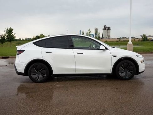 Used 2026 Tesla Model Y AWD image 8