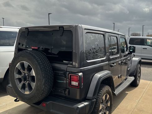 Used 2018 Jeep Wrangler Unlimited Sahara image 3