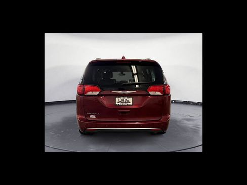 Used 2018 Chrysler Pacifica Touring-L FWD image 5