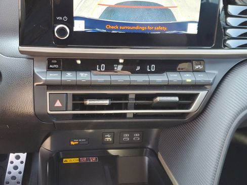 Used 2025 Toyota Camry SE image 25