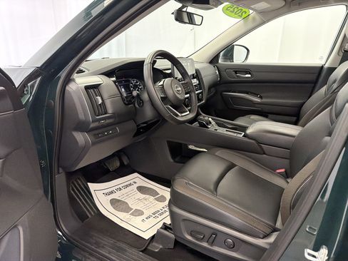 Used 2025 Nissan Pathfinder SL FWD image 8