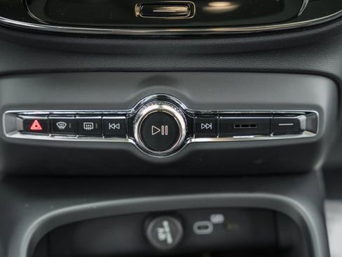 Certified 2025 Volvo XC40 B5 Ultra w/ Climate Package image 24