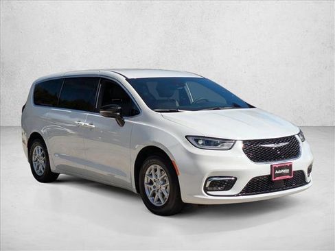 New 2026 Chrysler Pacifica Select image 6
