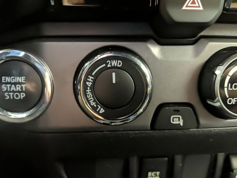 Used 2018 Toyota Tacoma TRD Off-Road image 17