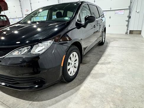 Used 2017 Chrysler Pacifica Touring w/ Tire & Wheel Group image 4